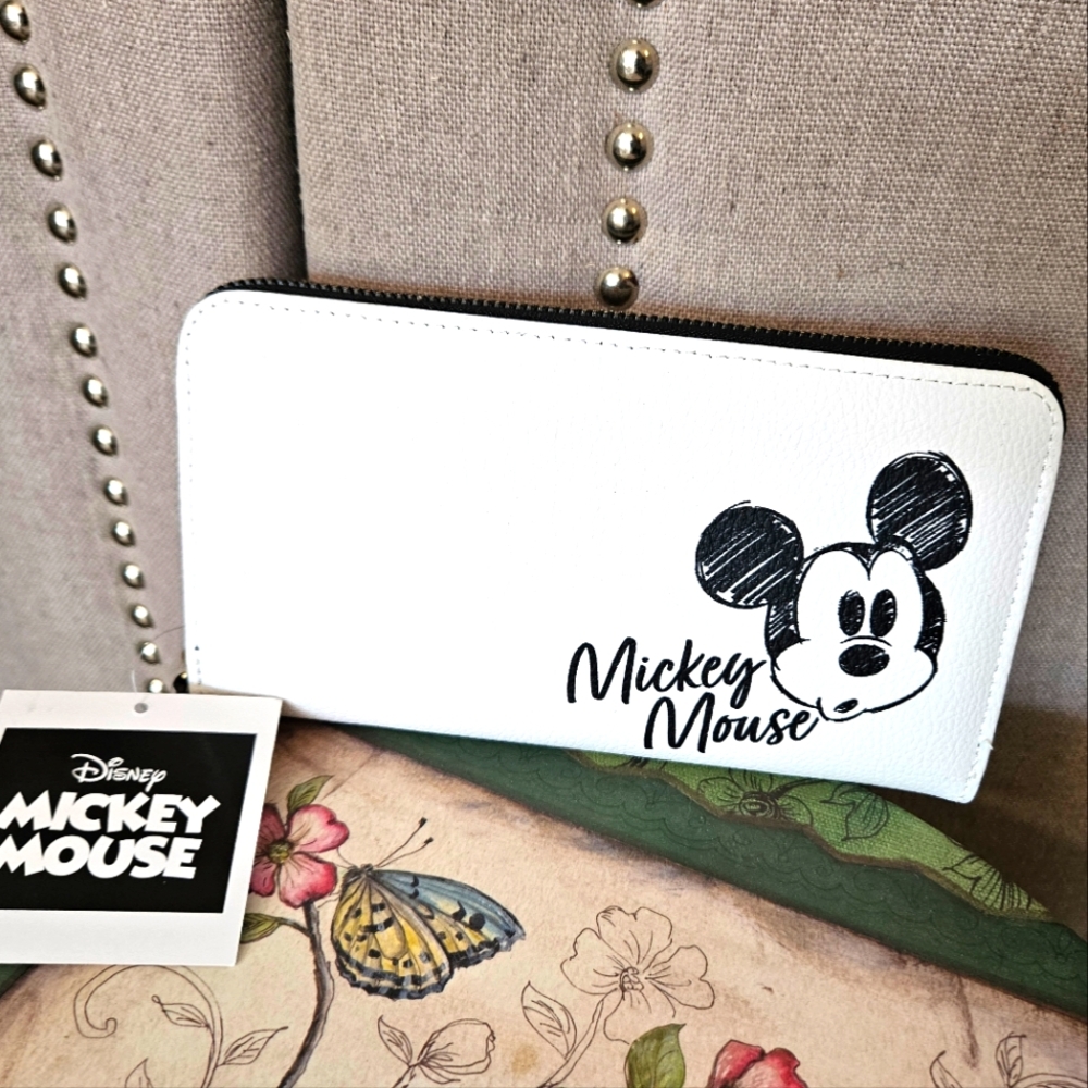 Disney Mickey Mouse White Zip Wallet